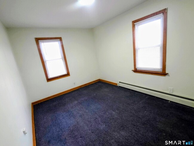 Building Photo - 387 Putnam Pike