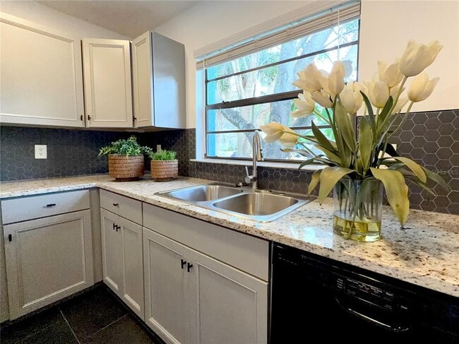 Building Photo - 2 Shine Ave