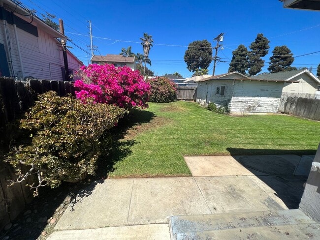 Building Photo - Walk to Beach, Garage, Yard, Hardwood Floo...