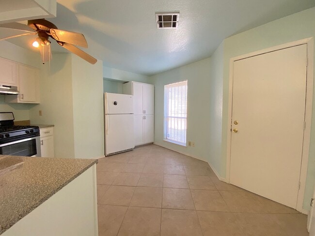 Building Photo - West El Paso 3 bed refrig A/C Home