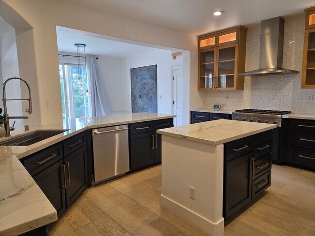 Building Photo - 5 Bdrm, 4 bath home located in Highland View Community off Silva Valley
