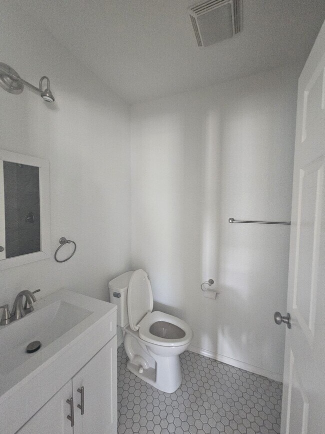 Building Photo - 923 McIlvaine