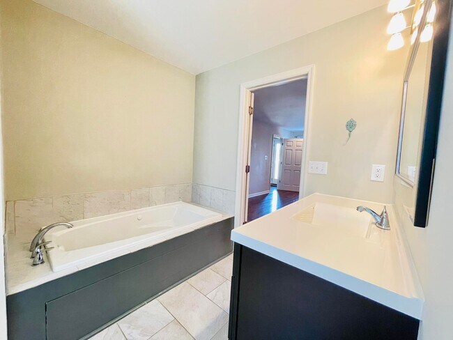 Building Photo - 223 Raintree Ln