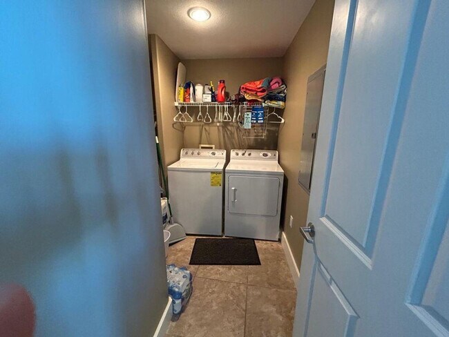 Building Photo - 521 W Beach Blvd