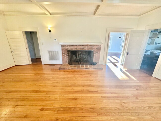 Building Photo - 243 Love St