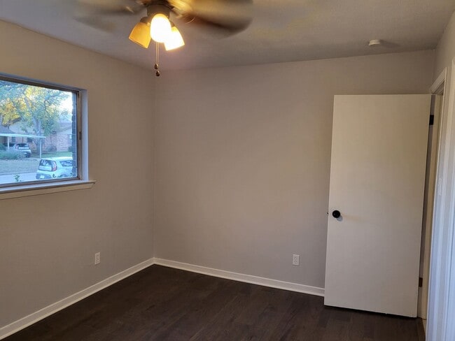 Building Photo - 1713 Chip-N-Dale Dr