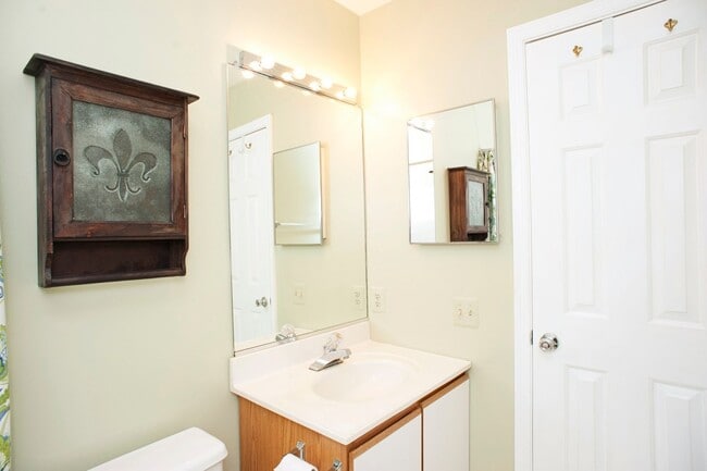 Building Photo - Coming Soon! 2 bed 2 1/2 bath townhouse in...
