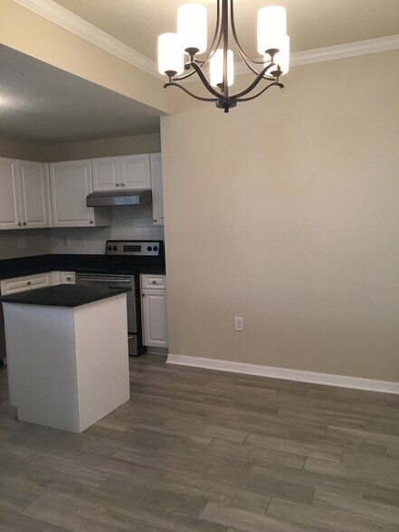 Building Photo - 501 Knights Run Ave