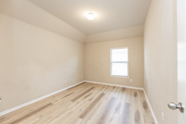 Building Photo - 2414 Garden Falls Dr