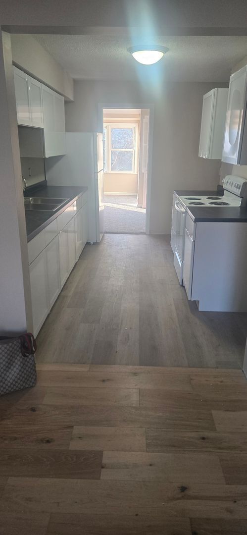 Building Photo - Newly Renovated