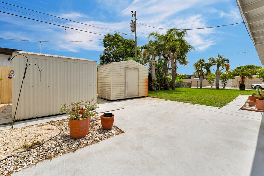 Building Photo - 361 SE 6th Ave