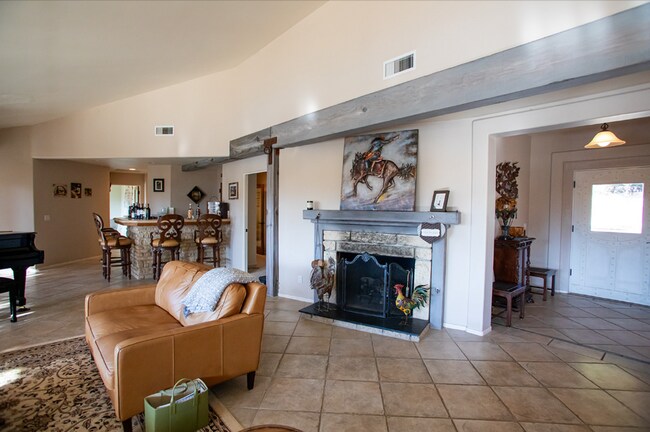 Building Photo - Janin Acers - Pool - Pet Friendly - FURNISHED OR UNFURNISHED