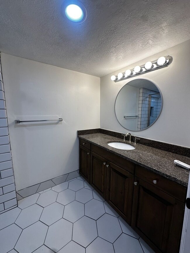 Building Photo - Beautiful 4 Bedroom Home in Millcreek Available Now!