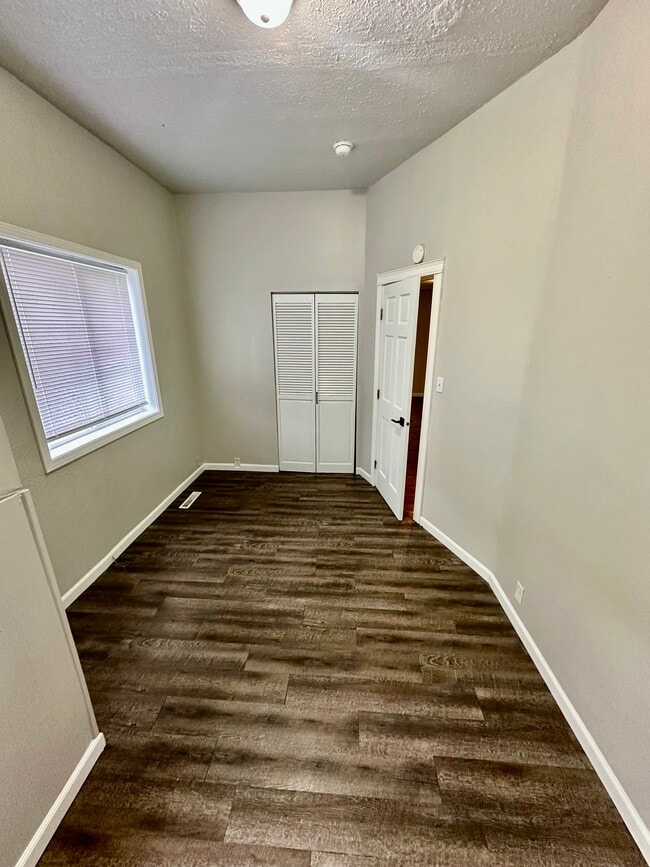 Building Photo - 947 E Augusta Ave