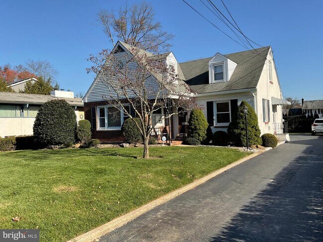 Primary Photo - 487 Ewing St