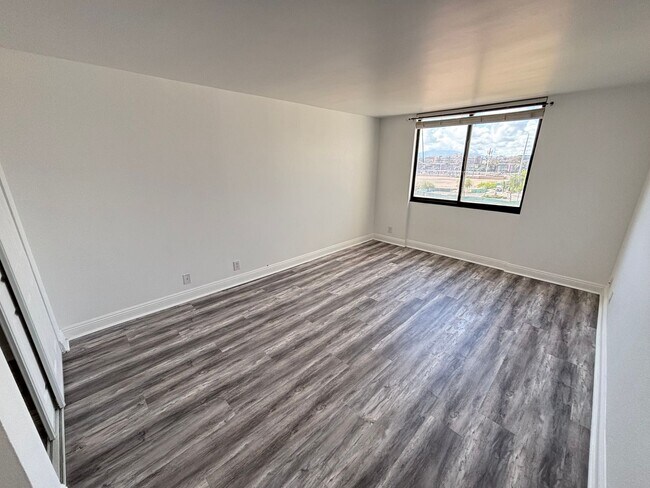 Building Photo - Stunning 2-Bed, 2-Bath High-Rise Residence...