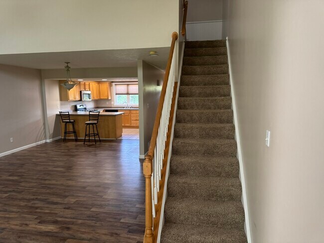 Building Photo - 205 Prairie Ct