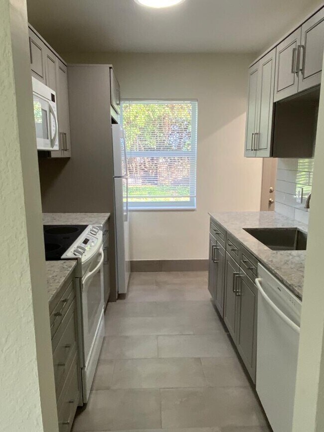 Building Photo - 1218 S B St