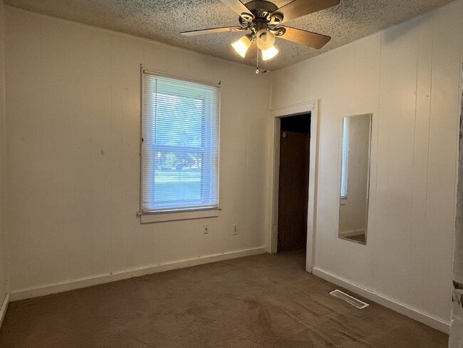 Building Photo - 2 Bedroom House with Large Fenced Yard