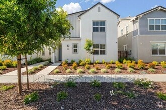 Building Photo - 2372 Garden Farms Ave
