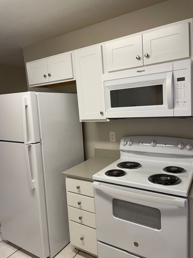 Building Photo - 829 San Saba Dr