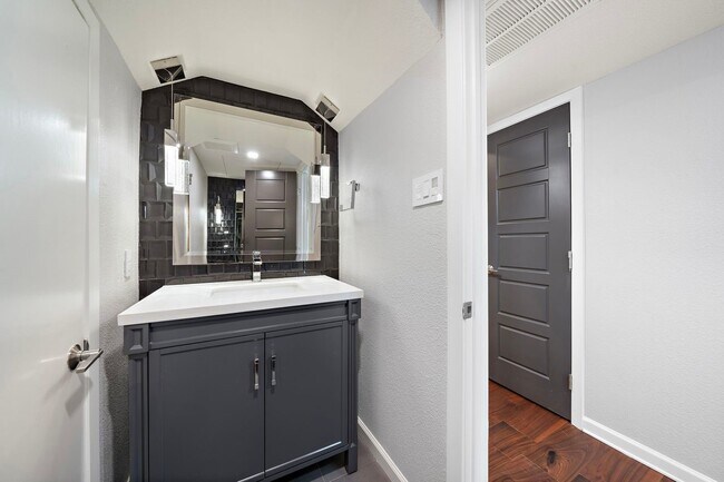 Building Photo - 8954 Chatsworth Dr