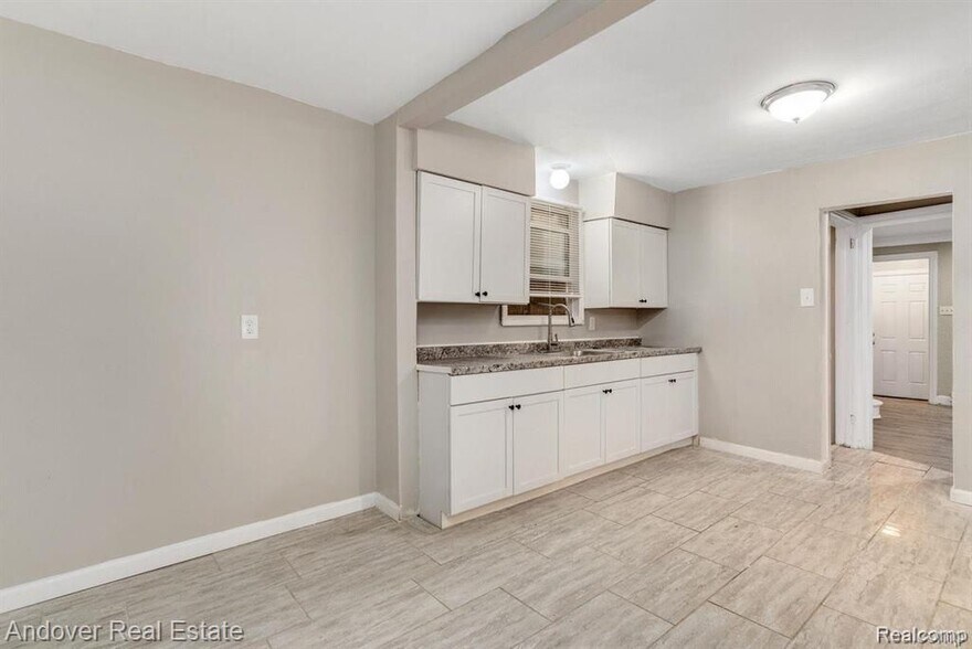 Building Photo - 5574 Buckingham