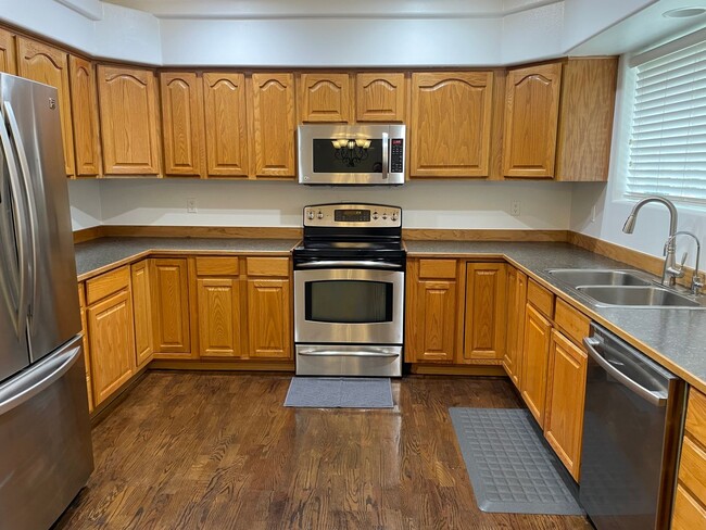 Building Photo - Large 4 Bedroom Home