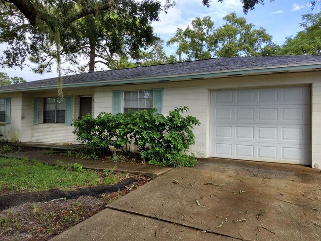 Building Photo - 2 bed 2 bath house for rent
