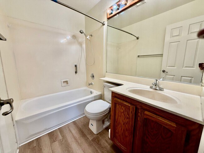 Building Photo - Nice home available immediately