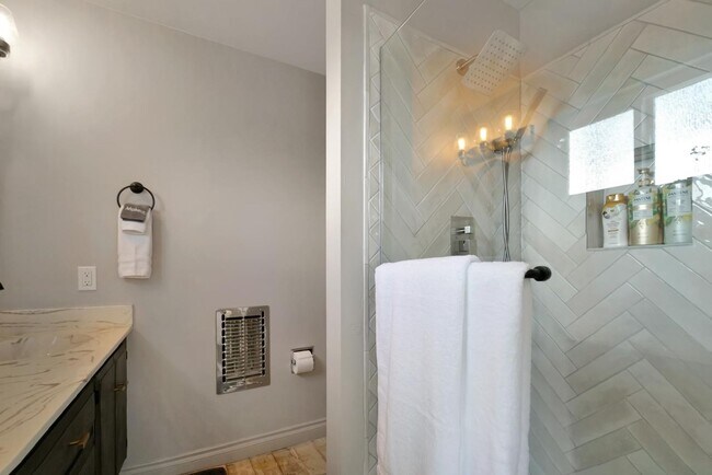 Building Photo - Beautiful 5 Bedroom 3 Bath Lake View Home with Two Car Garage