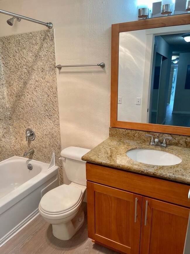 Building Photo - Spacious 2 Bedroom, 1 Bathroom Apartment w...