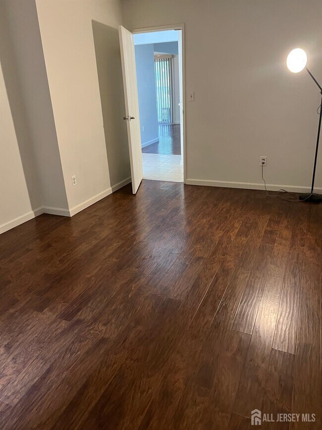 Building Photo - 18 Lake Ave