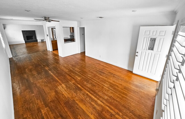 Building Photo - 2404 Foxglove Dr