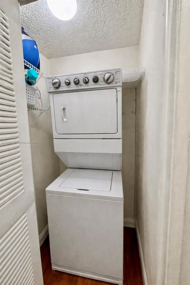 Building Photo - 9731 Fontainebleau Blvd