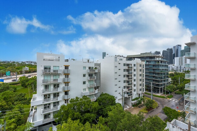 Building Photo - 1723 SW 2nd Ave