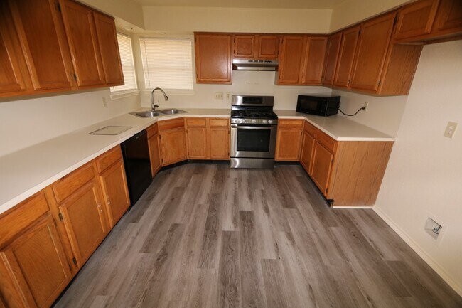 Building Photo - 10031 Red Wolf Ln