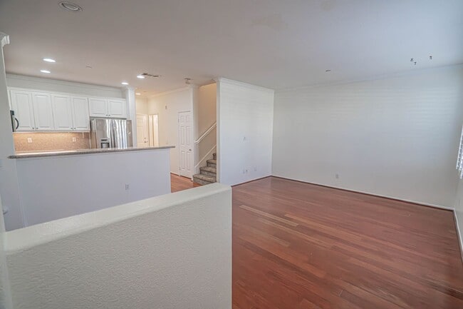 Building Photo - 3-Bedroom Home with Fresh Paint in Creekside of Valencia!