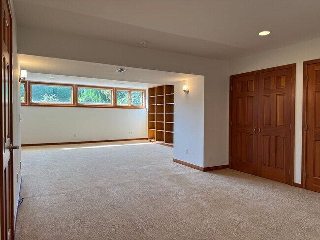 Building Photo - 9600 Hilltop Rd