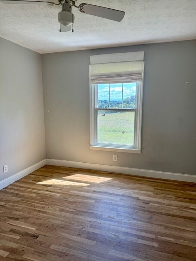Building Photo - Charming 3BR House in Madisonville