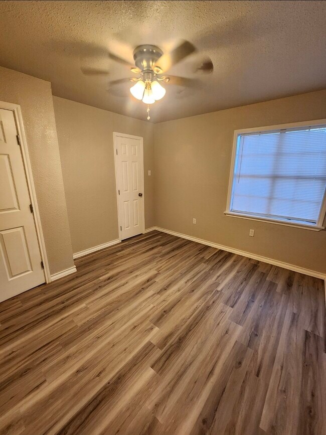 Building Photo - Take a look inside! 4 bed 2 bath with 3 car garage