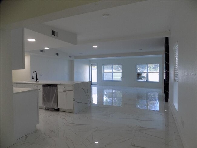 Building Photo - 1511 E Horatio Ave