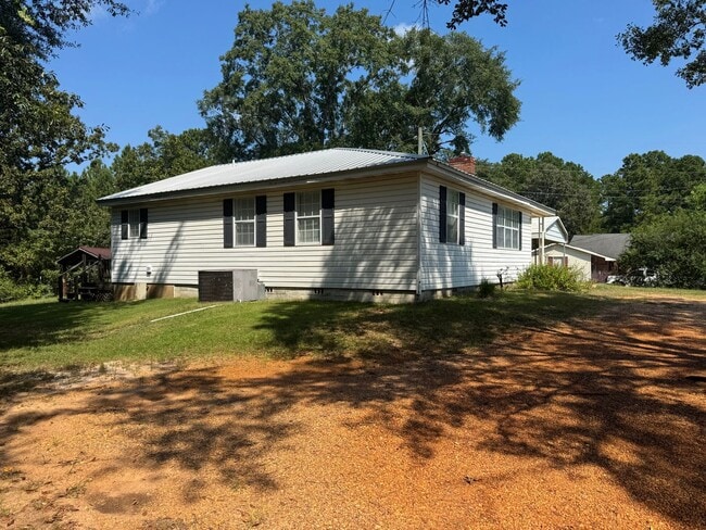 Building Photo - Cozy 3 Bed 1 Bath Home! Available Now! Sch...