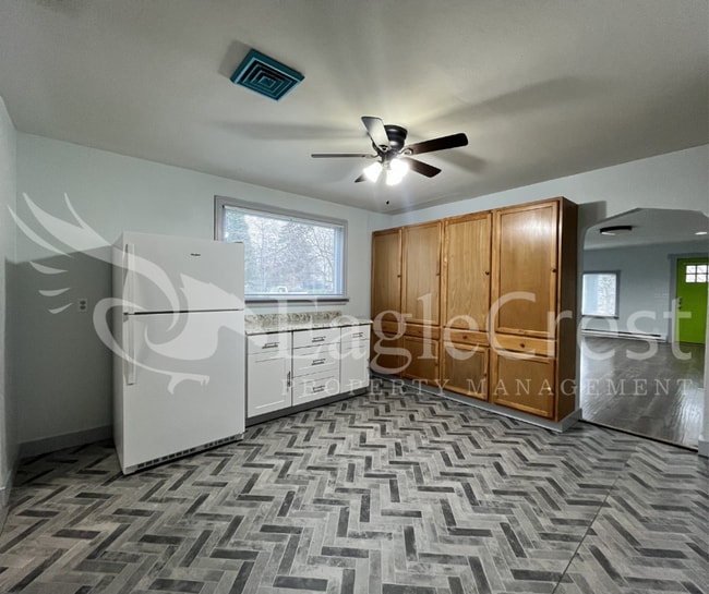 Building Photo - Comfortable 5 Bedroom Home with Modern Touches, Large Bedrooms & Front Porch