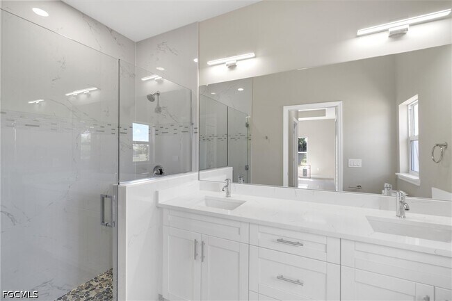 Building Photo - 917 Margaret Ave S