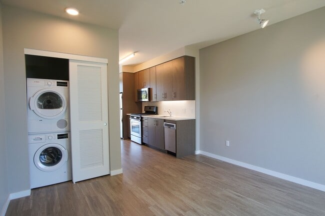 Building Photo - Sellwood 3rd Floor-Studio w W/D & 1 WEEK F...