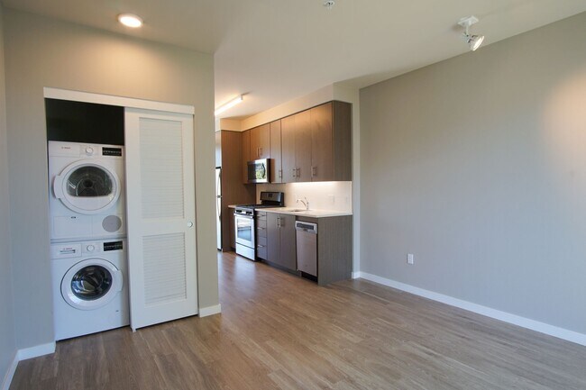 Building Photo - Sellwood 3rd Floor-Studio w W/D Ready Late...
