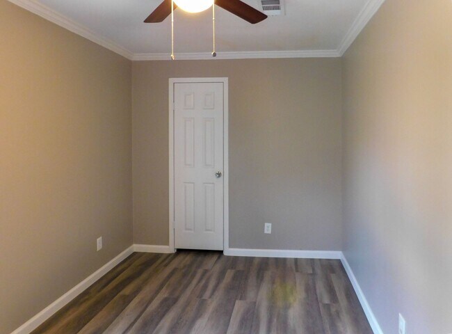 Building Photo - 107 Varsity Dr