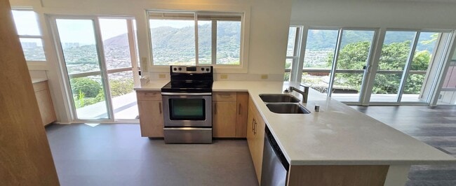Building Photo - Large 3-Bedroom & 2-Bath Home