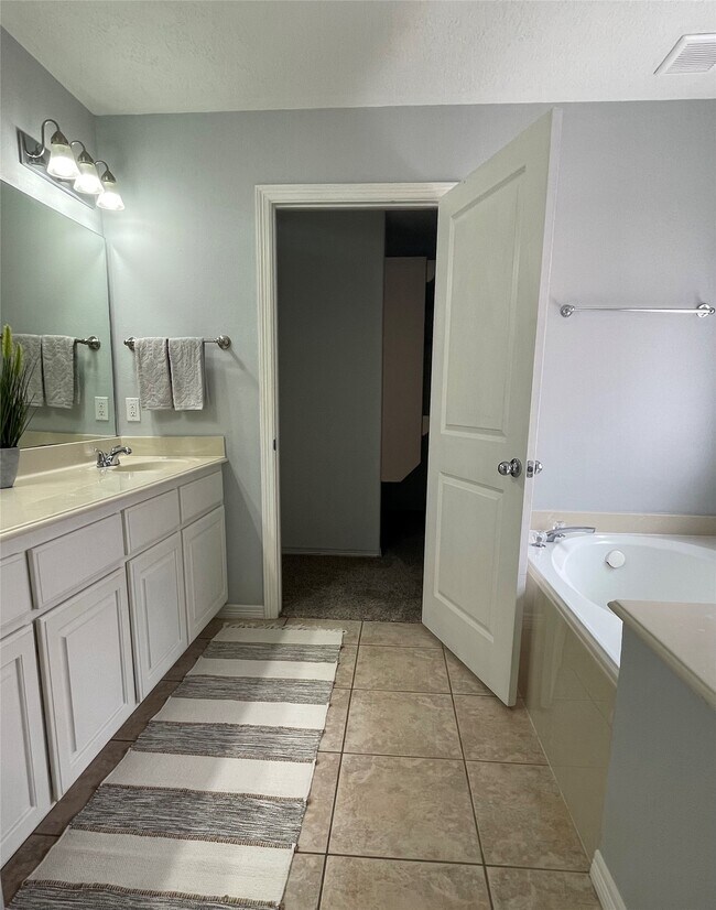 Building Photo - 10523 Torrey Pines Dr